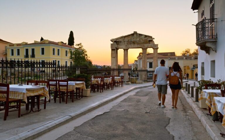 Η κλιματική αλλαγή αλλάζει τον τουρισμό – Ένας μήνας λιγότερος με τραπεζάκια έξω στην Ελλάδα | Moneyreview.gr
