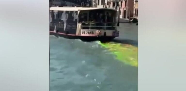 Βενετία: Ακτιβιστές έβαψαν και πάλι το Μεγάλο Κανάλι (βίντεο)