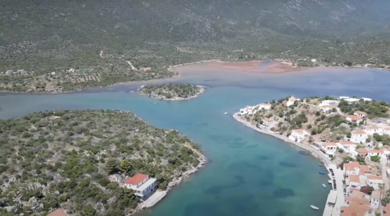 Αυτό είναι το μοναδικό χωριό στην Ελλάδα με φιόρδ (Video) | Rthess