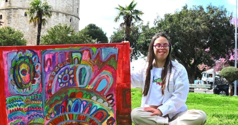 Ο χρωματιστός κόσμος της Λώξυ στην πρώτη της έκθεση ζωγραφικής στη Θεσσαλονίκη