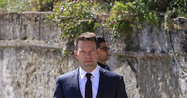 Στέφανος Κασσελάκης: Στους Παξούς ο πρόεδρος του ΣΥΡΙΖΑ – Συμμετείχε στη λιτάνευση της εικόνας της Αναστάσεως [βίντεο]