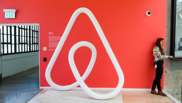 Χαμηλώνει τον πήχη η Airbnb – Βουτιά στη μετοχή