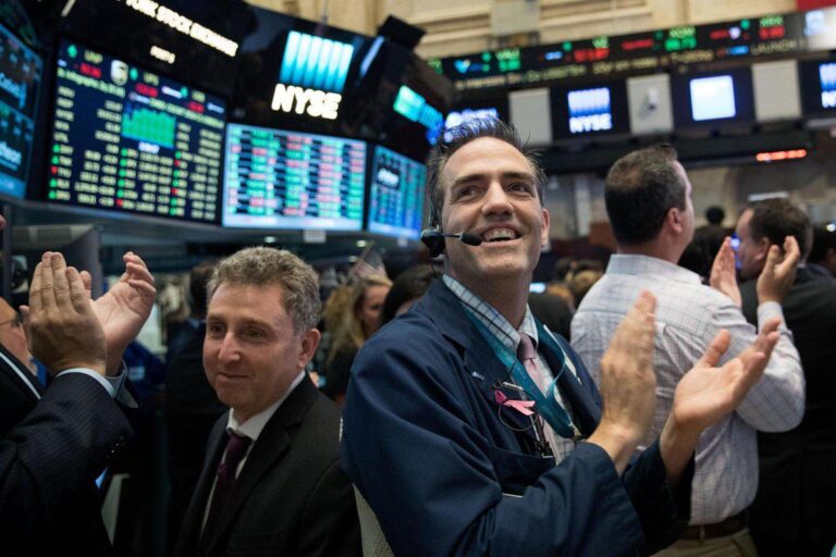 Wall Street: Έσπασε το πτωτικό σερί o S&P 500 – Κέρδη 0,85% για Dow Jones αναμένοντας την Apple