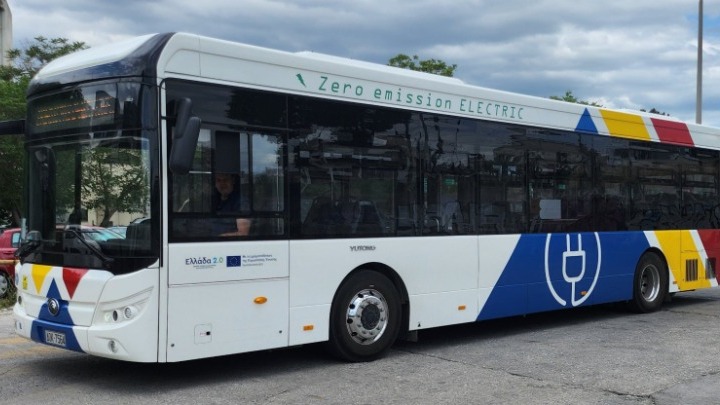 Θεσσαλονίκη: 17 ηλεκτρικά λεωφορεία στους δρόμους τη Δευτέρα – Το πρώτο βήμα για «καθαρές» και «έξυπνες» μεταφορές