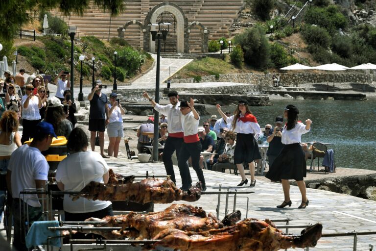 Πασχαλινό γλέντι σε όλη την χώρα: Πήραν φωτιά οι σούβλες για το ψήσιμο του οβελία – Πώς γιόρτασε η Ελλάδα το Πάσχα
