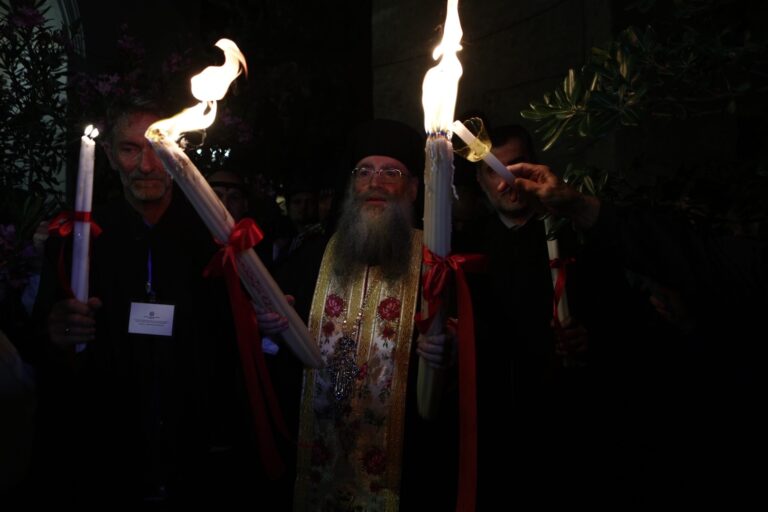 Από άκρη σε άκρη, η Ελλάδα γιορτάζει την Ανάσταση: Χριστός Ανέστη!