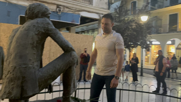 Κασσελάκης: Με λουλούδια στο άγαλμα του Κ. Γεωργάκη ολοκλήρωσε την επίσκεψη στην Κέρκυρα