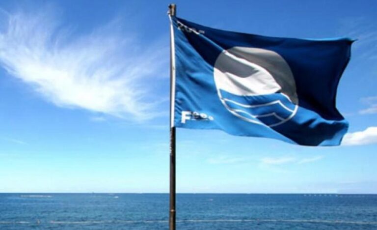 Δώδεκα Γαλάζιες Σημαίες στη Δυτική Ελλάδα-Στην Αχαΐα θα κυματίζουν σε Λακκόπετρα και Καλόγρια