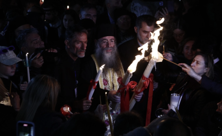 Με κατάνυξη γιορτάστηκε η Ανάσταση σε όλη την Ελλάδα – ΦΩΤΟ