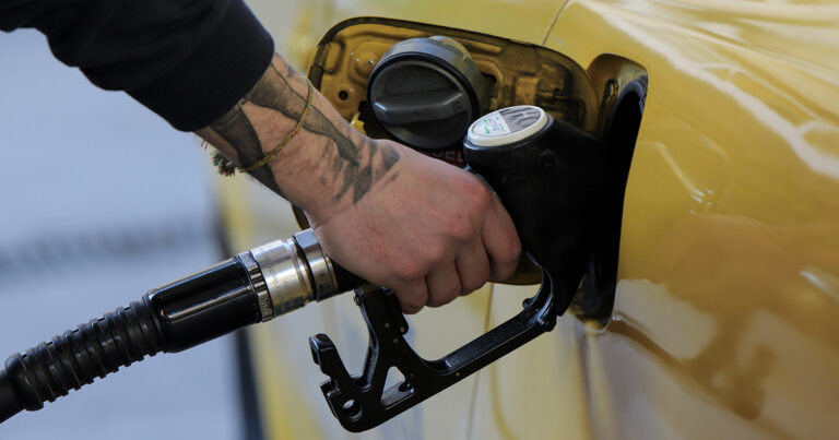 «Πρωταθλήτρια» η Ελλάδα στις τιμές της βενζίνης –  Ακριβότερη κατά πάνω από 17 λεπτά από τον μέσο όρο της ΕΕ