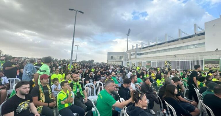 Αρκετός κόσμος στην ΑΕΚ Αρένα για να δει το ματς στη γιγαντοοθόνη