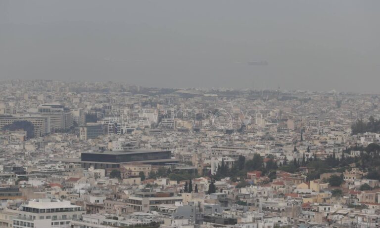 Καιρός: Aφρικανική σκόνη και λασποβροχή «πνίγουν» την Ελλάδα – Δείτε LIVE την πορεία του φαινομένου