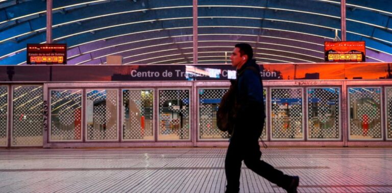 Μπούενος Αϊρες: Τετραπλασιάστηκε σε μια ημέρα η τιμή του εισιτηρίου στο μετρό