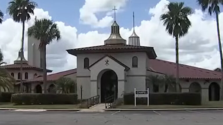 Φλόριντα: Ιερέας δάγκωσε πιστή μετά από καβγά για την Θεία Κοινωνία