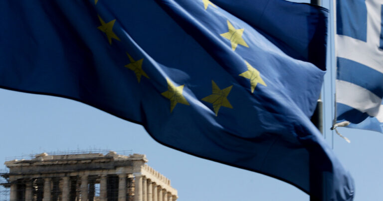 Σύννεφα πάνω από την ελληνική και την ευρωπαϊκή οικονομία – Φουντώνει η ακρίβεια στα τρόφιμα, απομακρύνεται η μείωση των επιτοκίων