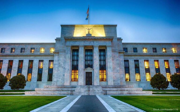 Fed: Αμετάβλητα τα επιτόκια σε υψηλό 23 ετών