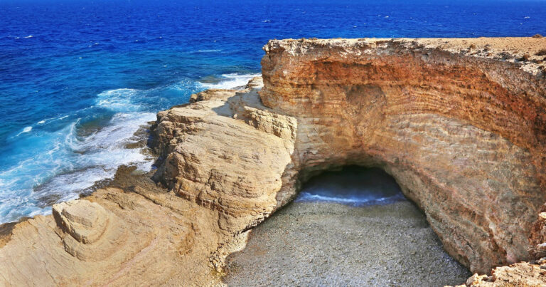 Η κρυφή παραλία της Ελλάδας που «ασπρίζει» – Απομονωμένη μέσα σε μία τρύπα