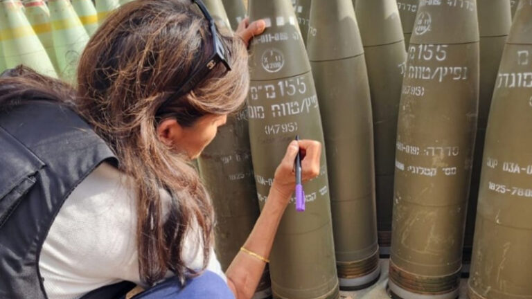 Νίκι Χέιλι: Φωτογραφήθηκε καθώς έγραφε «αποτελειώστε τους» σε ισραηλινή οβίδα