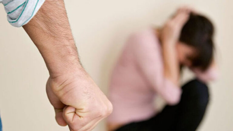 Ενδοοικογενειακή βία: 796 κλήσεις στην ΕΛ.ΑΣ. σε μια εβδομάδα και 315 συλλήψεις