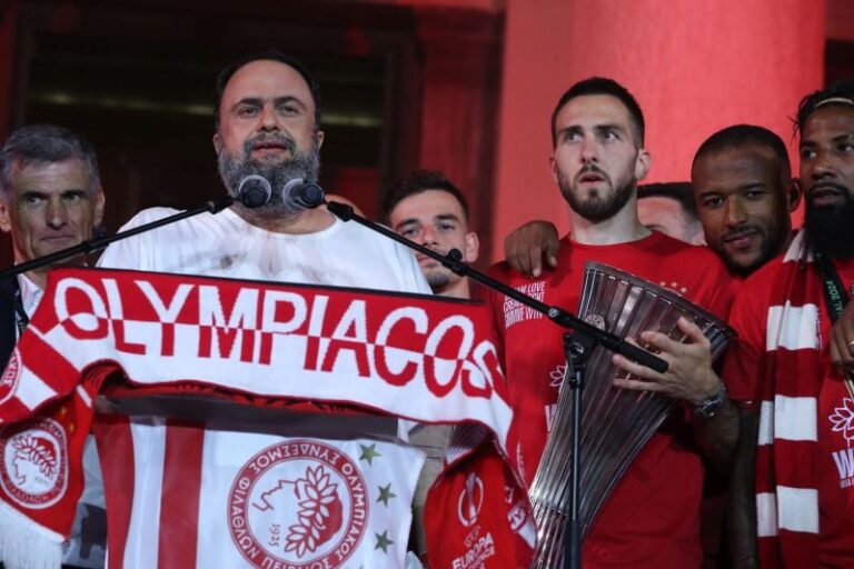 Ο Βαγγέλης Μαρινάκης «χρυσώνει» τους παίκτες του ΟΣΦΠ μετά την θριαμβευτική κατάκτηση του Europa Conference League