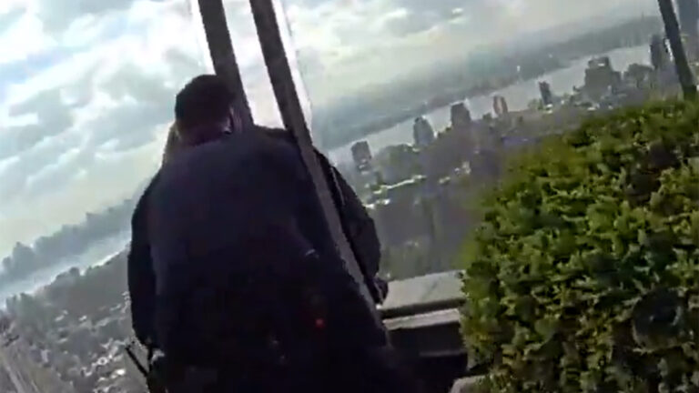 Βίντεο- Σοκ: Αστυνομικοί σκαρφάλωσαν στον 54ο όροφο ουρανοξύστη για να σώσουν μια γυναίκα