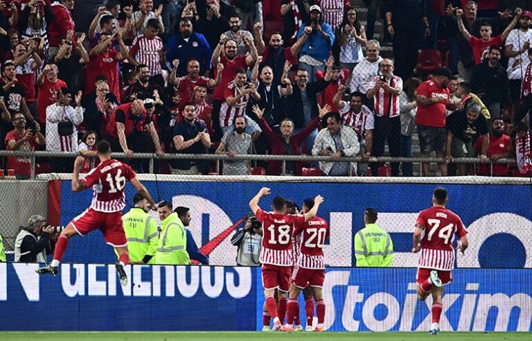 Super League: Ο Ολυμπιακός νίκησε 2-0 την ΑΕΚ και έχει το πάνω χέρι για την έξοδο στην Ευρώπη
