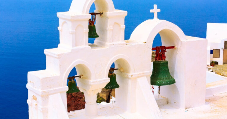 Η Ελλάδα γιορτάζει το Πάσχα: Το σούβλισμα του οβελία, ο σαϊτοπόλεμος και το κάψιμο του Ιούδα