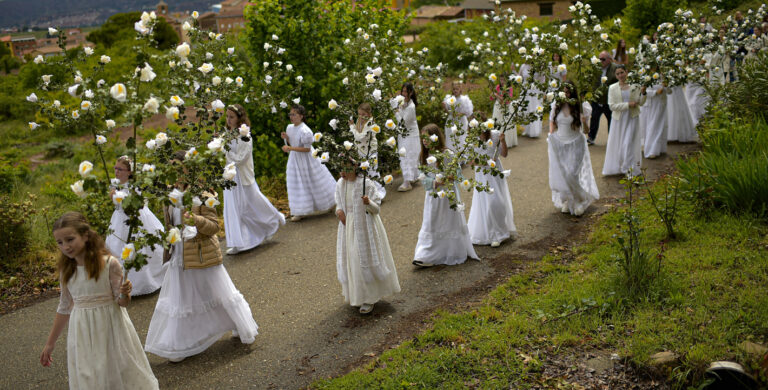 Οι «Las Doncellas» (κόρες) ντυμένες στα λευκά συμμετέχουν στο προσκύνημα «The Maidens» στο Sorzano της βόρειας Ισπανίας