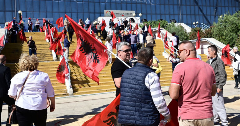 Με αλβανικές σημαίες ο κόσμος στο Κλειστό του Γαλατσίου για την ομιλία Ράμα