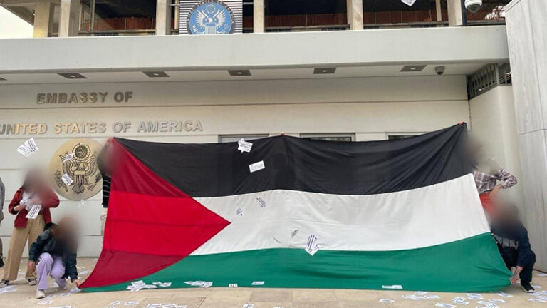 Παρέμβαση της φοιτητικής ομάδας του Ρουβίκωνα έξω από την αμερικάνικη πρεσβεία
