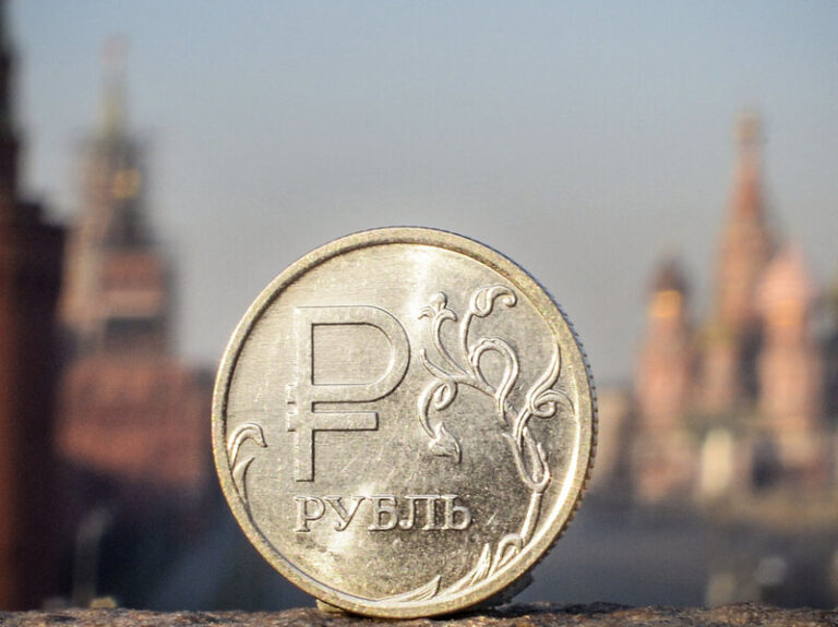 Ρωσία: Παρά την αξιοσημείωτη αντοχή στις κυρώσεις, η οικονομία της δεν θα αποφύγει τη βαθιά κρίση