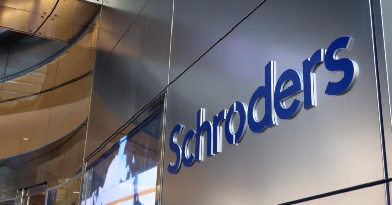 Η Schroders ενισχύει τις πωλήσεις στην Ελλάδα