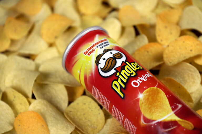 Πάει…χάλασε ο κόσμος… Τα πατατάκια Pringles βγαίνουν από το κουτί τους και μπαίνουν σε σακουλάκια!