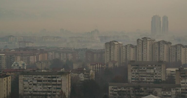 Έντονη πολιτική συζήτηση στη Βόρεια Μακεδονία για την αντιμετώπιση της ατμοσφαιρικής ρύπανσης