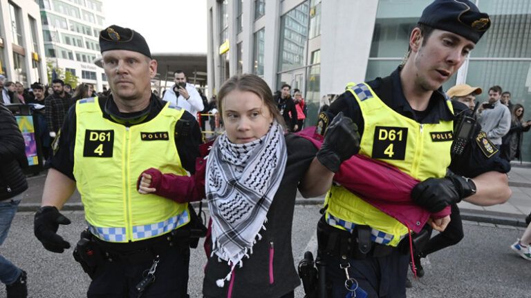 Eurovision: Eντάσεις μεταξύ αστυνομίας και φιλοπαλαιστίνιων διαδηλωτών έξω από τον χώρο διεξαγωγής του τελικού