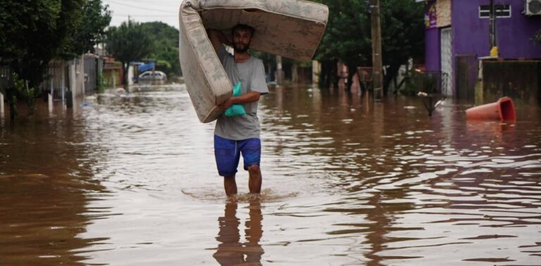 Σκηνές χάους στη Βραζιλία: Τους 126 οι νεκροί από τις πλημμύρες