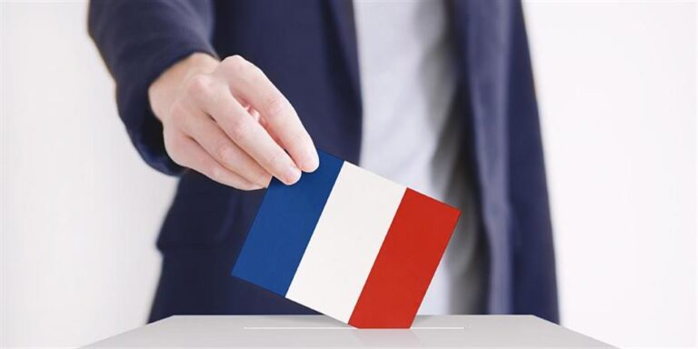 Πώς απλώνει την πολιτική κρίση η κόντρα στη γαλλική δεξιά