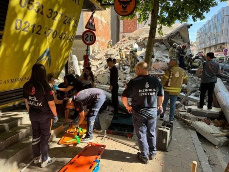 Επτά τραυματίες ανασύρθηκαν από την κατάρρευση κτιρίου στα δυτικά της Κωνσταντινούπολης – Βίντεο ντοκουμέντο