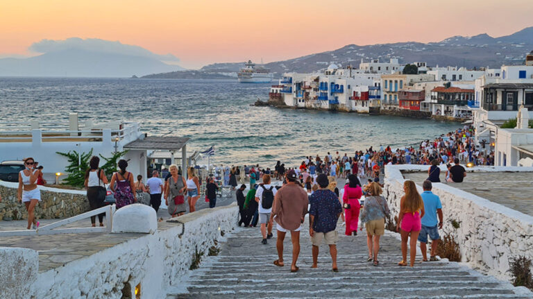 Έρευνα: Πόσα χρήματα λιγότερα ξοδεύουν οι Έλληνες από τους ξένους τουρίστες