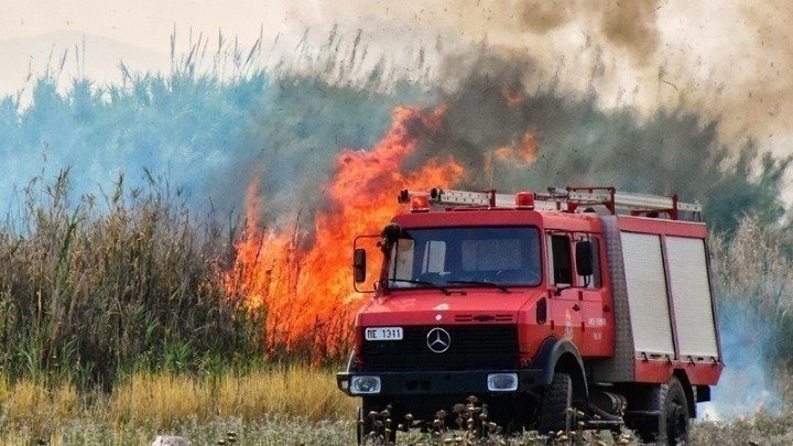 Υπό μερικό έλεγχο η πυρκαγιά στη Σαλαμίνα – Τραυματίστηκαν δύο πυροσβέστες (Upd)