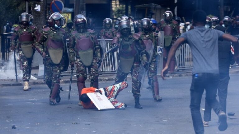 Κένυα: Χάος μετά την προσπάθεια διαδηλωτών να εισβάλουν στη Βουλή – Αναφορές για νεκρούς από πυρά της αστυνομίας