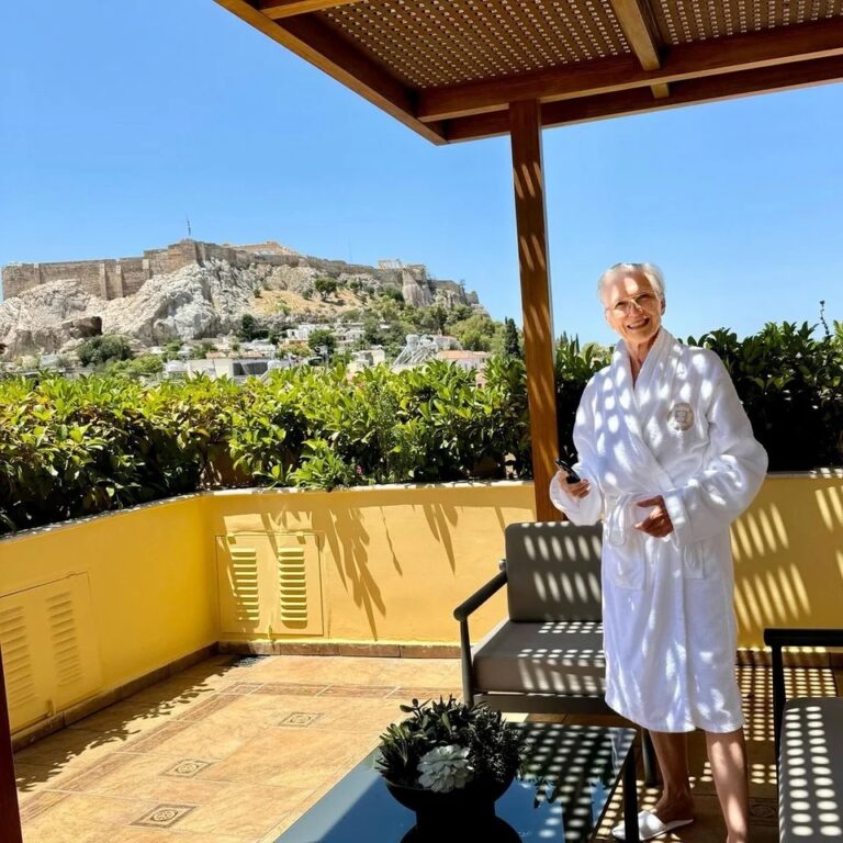 Η μητέρα του Έλον Μασκ απολαμβάνει την Αθήνα