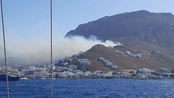 Μεγάλη φωτιά στη Σέριφο – Νέο μήνυμα του 112, εκκενώνονται 8 οικισμοί (upd)