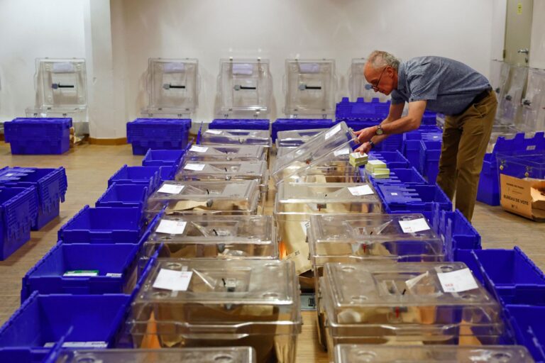 Γαλλία: Άνοιξαν τα εκλογικά τμήματα για τον πρώτο γύρο των βουλευτικών εκλογών