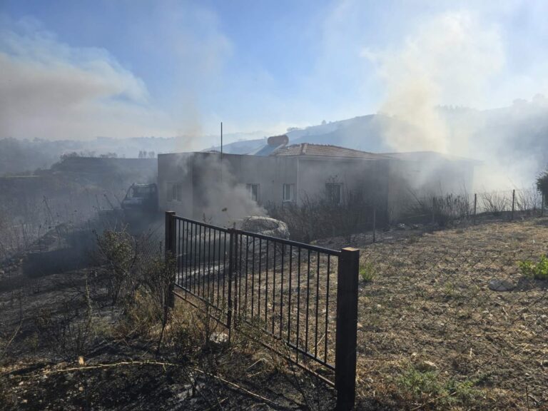 Φωτιά στην Πάφο: Έφθασαν τα δύο Canadair από την Ελλάδα