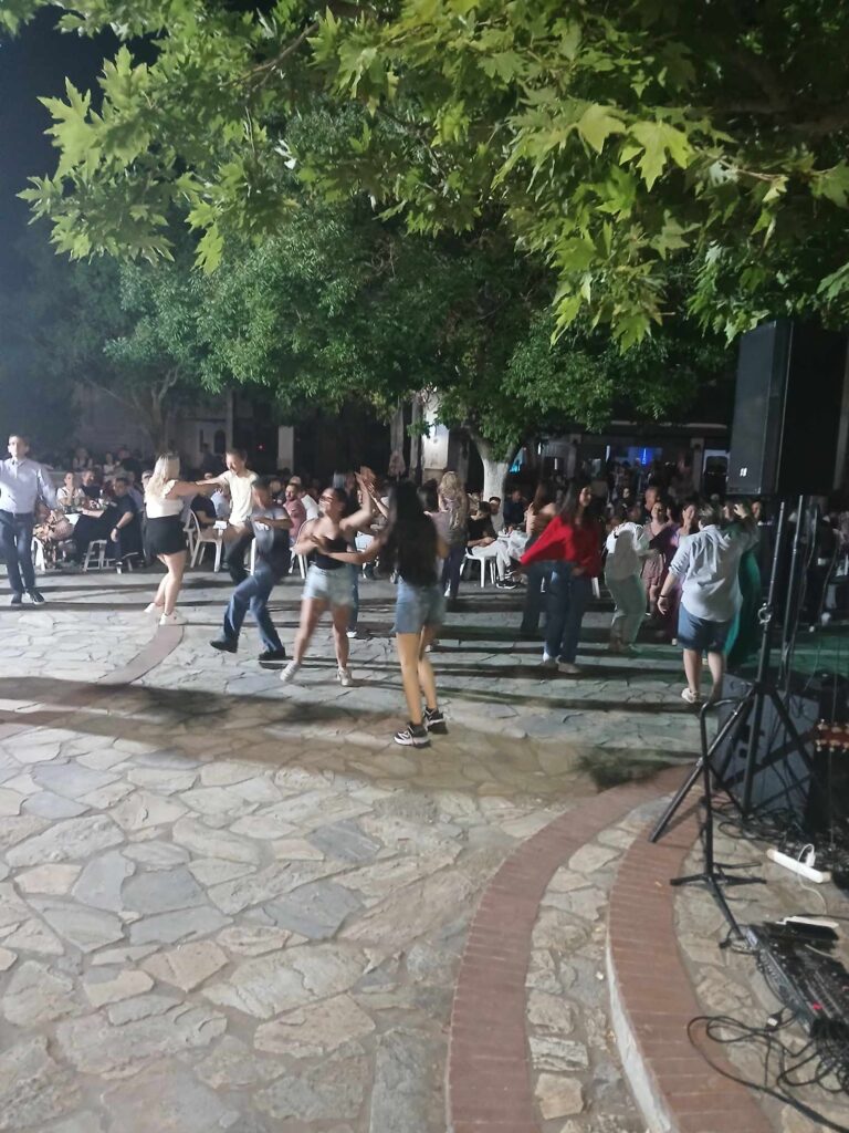 kozan.gr: Πολύς κόσμος & ωραίο κέφι στο πανηγύρι της Καισαρειάς Κοζάνης το βράδυ της Παρασκευής 14/6 (Βίντεο & Φωτογραφίες)