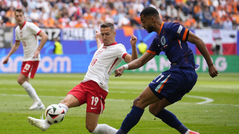 Αγχωτικό «τρίποντο» στην πρεμιέρα για την Ολλανδία, νίκησε με ανατροπή 2-1 την Πολωνία