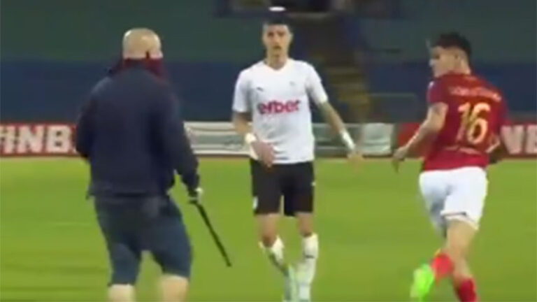 Χάος σε ποδοσφαιρικό αγώνα στη Βουλγαρία: Οπαδοί εισέβαλαν με ρόπαλα στο γήπεδο!