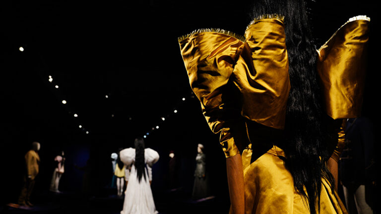 Έκθεση με τα κοστούμια του «Poor Things» στο Μουσείο Μπενάκη
