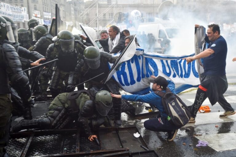 Χάος στην Αργεντινή: Άγριες συγκρούσεις για το «αλυσοπρίονο» του Μιλέι στην οικονομία (Βίντεο και Εικόνες)